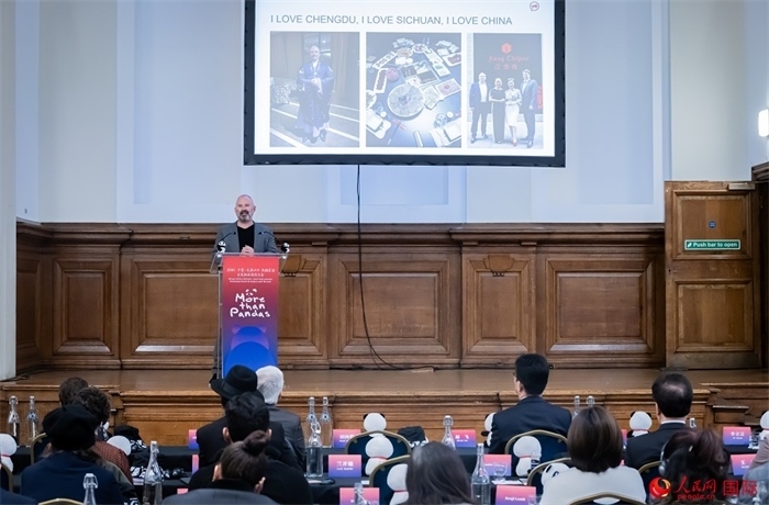 英國群英創(chuàng)意全球首席執(zhí)行官杰米·撒杰特在現(xiàn)場發(fā)言，分享如何進一步提升四川旅游的國際影響力、吸引更多的英國游客。人民網(wǎng) 郭錦標攝