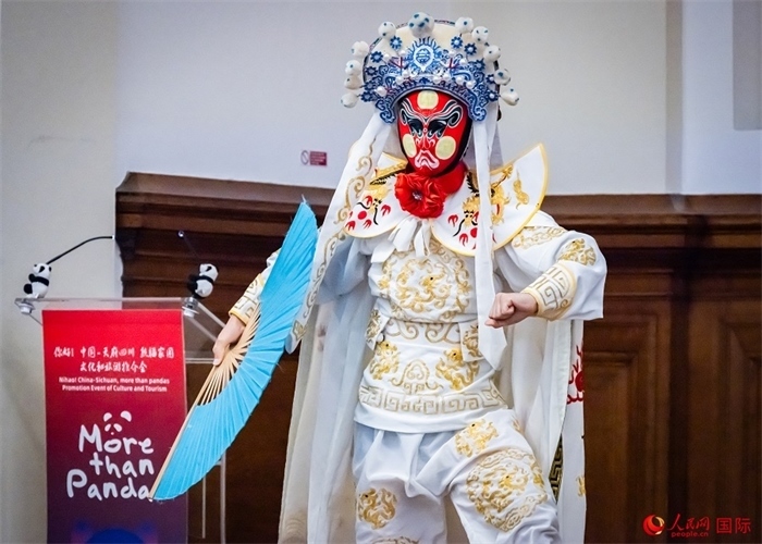 川劇絕活變臉表演。人民網(wǎng) 郭錦標攝