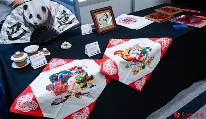 活動現(xiàn)場的現(xiàn)場文創(chuàng)展、互動體驗區(qū)、非遺區(qū)展示。人民網(wǎng) 郭錦標攝