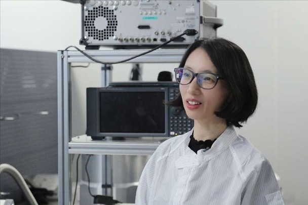 李婧在中國科學(xué)院紫金山天文臺(tái)毫米波和亞毫米波技術(shù)實(shí)驗(yàn)室。（受訪者供圖）