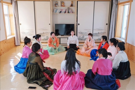 2023年6月，楊麗娜（后中）對(duì)擔(dān)任民宿管家的光東村村民們進(jìn)行標(biāo)準(zhǔn)化培訓(xùn)。（新華社記者金津秀攝）