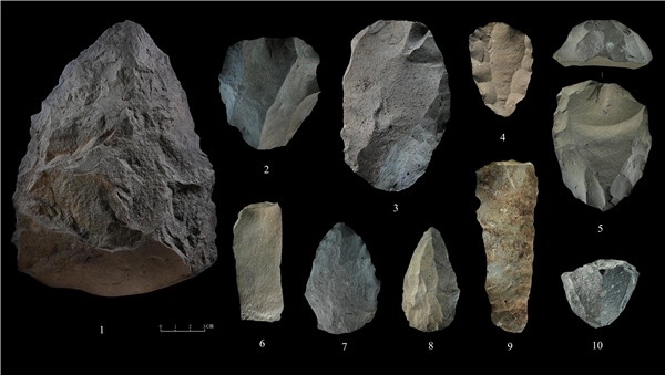石制品 1.手斧 2、4、5.勒瓦婁哇石核（循環(huán)剝片法、優(yōu)先剝片法）3.勒瓦婁哇石葉石核 6.勒瓦婁哇石葉 7、8.勒瓦婁哇尖狀器 9.石葉 10.錐形石葉石核。中肯聯(lián)合考古隊(duì)供圖