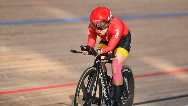 10月23日，杭州第4屆亞殘運會場地自行車女子個人C4-5級3000米追逐賽金牌賽舉行。圖為中國隊選手季子賢在比賽中。圖片來源：杭州亞殘組委會