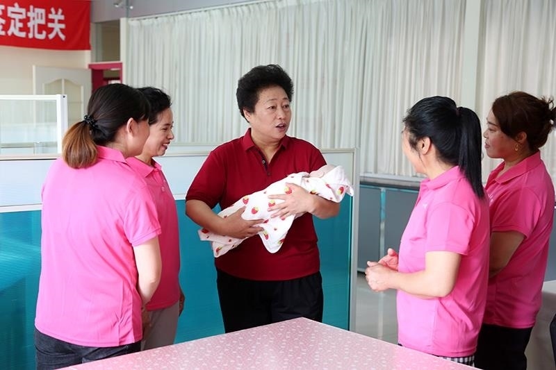 △2021年6月2日，卓長立（中）指導(dǎo)正在接受培訓(xùn)的家政服務(wù)員。