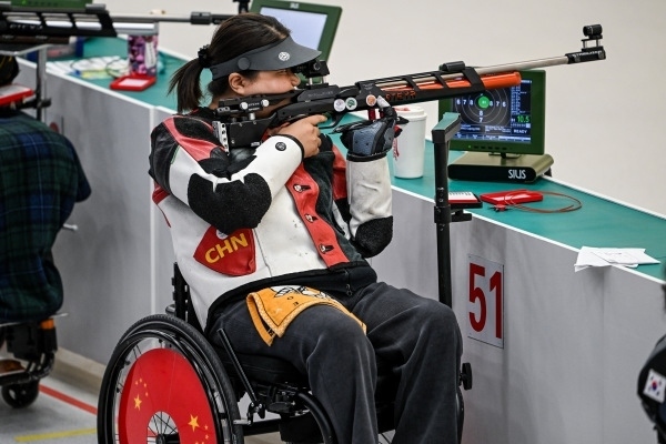 10月23日，杭州第4屆亞殘運(yùn)會(huì)射擊(R2)SH1級(jí)女子10米氣步槍立射資格賽舉行。圖為中國(guó)隊(duì)選手張翠平在比賽中。圖片來(lái)源：杭州亞殘組委