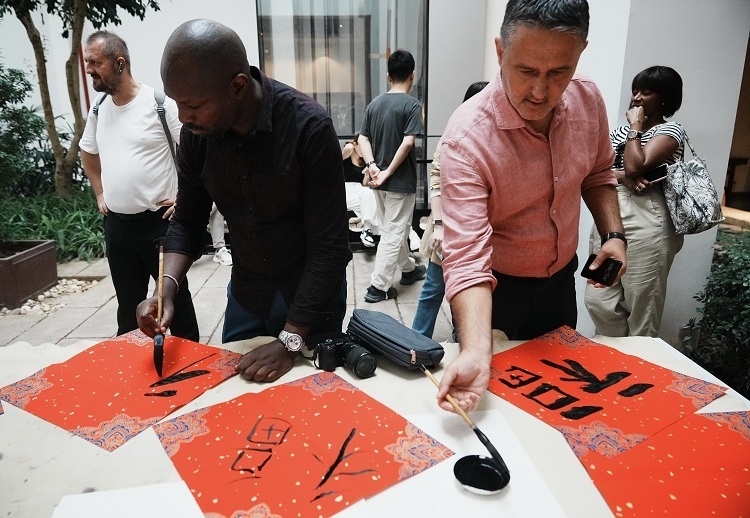 首屆國際傳播“絲路獎”獲獎代表等在廣州市荔灣區(qū)永慶坊參加文化交流活動。楊爍壁、王燕攝影報道