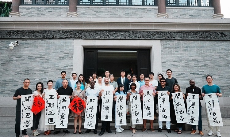 首屆國際傳播“絲路獎”獲獎代表等在廣州市荔灣區(qū)永慶坊參加文化交流活動。楊爍壁、王燕攝影報道