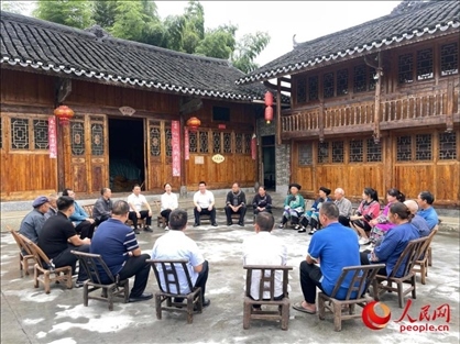 花垣縣石欄鎮(zhèn)朋巖村的院壩會。人民網(wǎng) 周靜圓攝