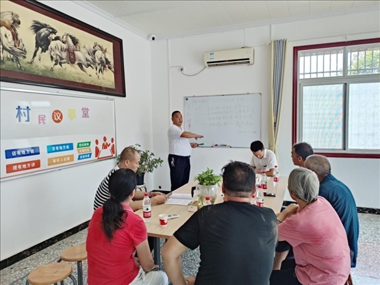 泉塘村17組議事會正在討論土地整理事項。湖南省司法廳供圖
