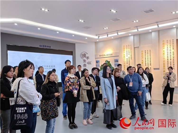 媒體記者探訪薊州礦山生態(tài)修復(fù)項目。人民網(wǎng)記者 符園園攝