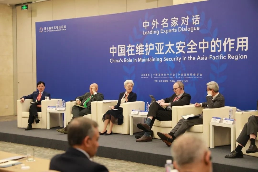 傅瑩（左三）反駁邁克爾·史文（左四）。斯基攝