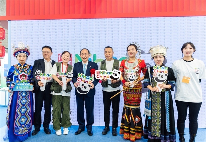 日本前首相菅義偉在中國(guó)展館參觀。圖片由中國(guó)駐東京旅游辦事處提供