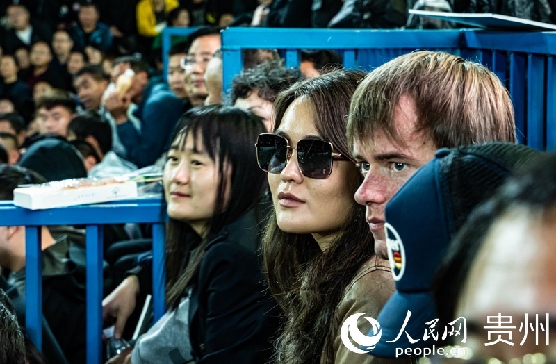 外媒記者走進(jìn)“村BA”決賽現(xiàn)場觀看比賽。人民網(wǎng) 陽茜 攝