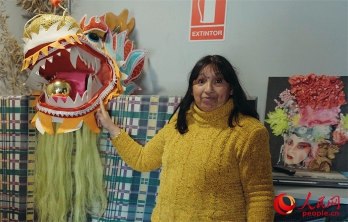 “熊貓閱覽室”一角。盧漢·梅洛為記者展示大使館贈(zèng)送的龍頭。人民網(wǎng)記者 張若涵攝