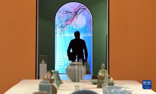 10月30日，人們在伊朗德黑蘭伊朗國家藝術(shù)科學(xué)院觀看展出的展品。新華社記者 沙達提 攝