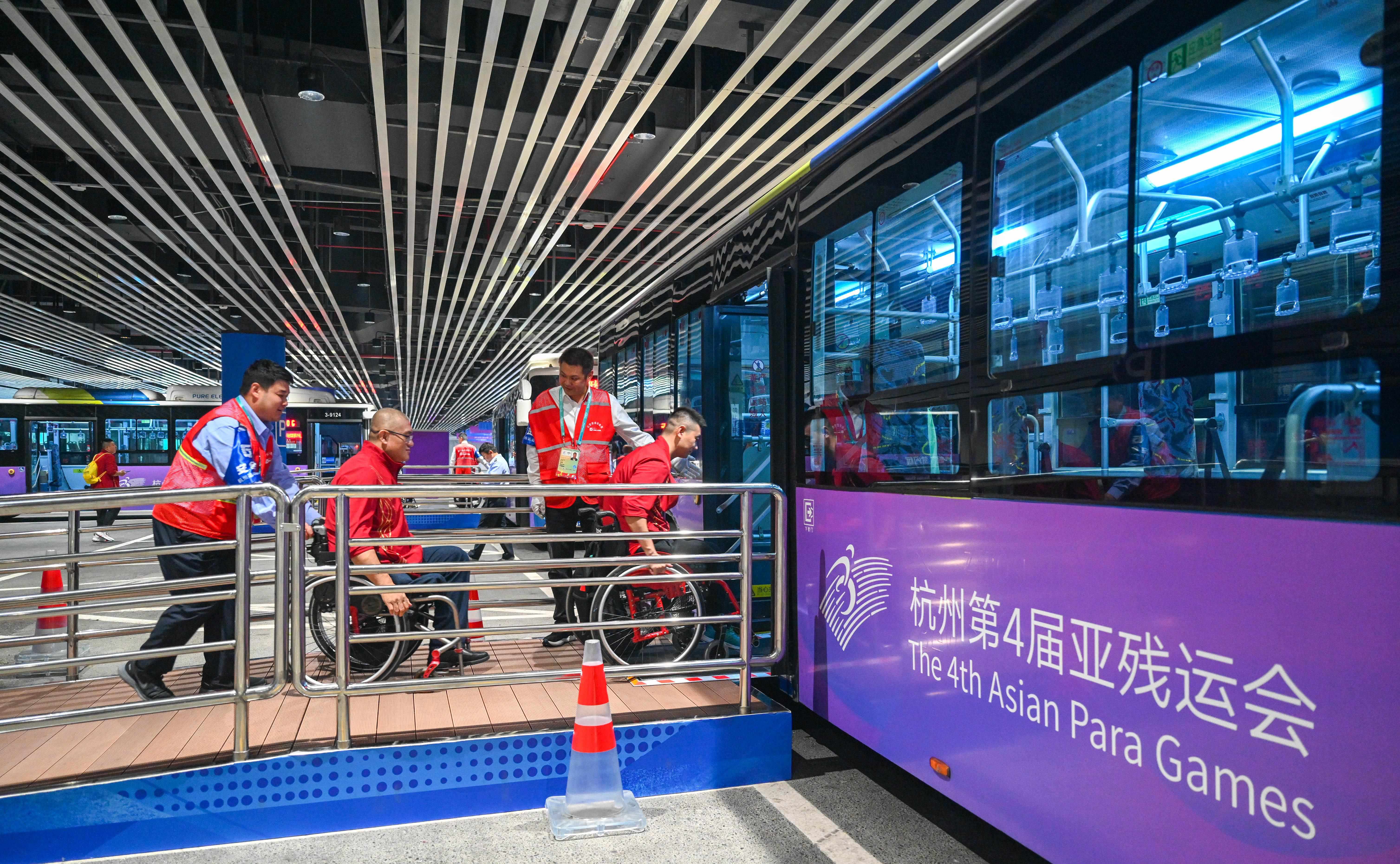 △2023年10月25日，結(jié)束輪椅籃球比賽后的中國隊和阿富汗隊球員通過無障礙坡道，順利上車返回運動員村。
