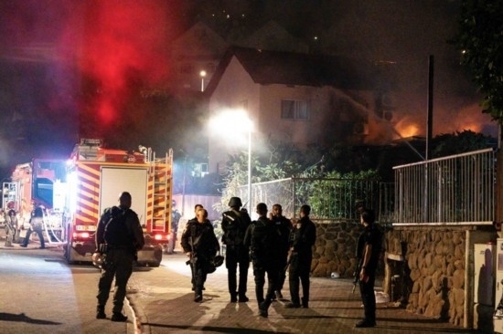  10月29日，在以色列北部城市謝莫納，以軍士兵和急救人員在一處被火箭彈擊中的現(xiàn)場(chǎng)執(zhí)勤。新華社發(fā)（阿亞爾·馬爾戈林?jǐn)z/基尼圖片社）