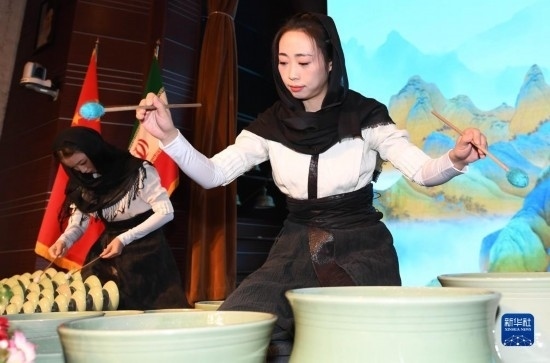 10月30日，演員在伊朗德黑蘭伊朗國家藝術(shù)科學(xué)院舉行的“青風海上來”浙江青瓷巡禮開幕式暨“萬象中國·天下寧波”寧波文旅推介會開幕式上表演。新華社記者 沙達提 攝
