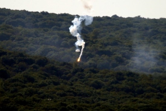 10月28日，閃光彈落在黎巴嫩納古拉樹林中燃起濃煙。新華社發(fā)（阿里·哈希紹攝）