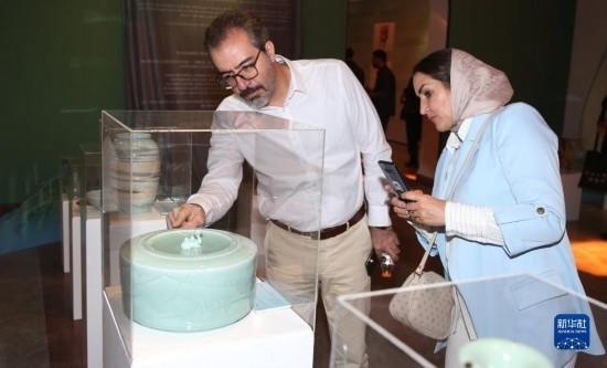 10月30日，人們在伊朗德黑蘭伊朗國家藝術(shù)科學(xué)院觀看展出的展品。新華社記者 沙達提 攝