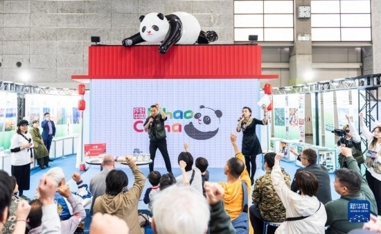  10月29日，游客在日本大阪國際會展中心中國館參與中國旅游知識問答活動。新華社發(fā)（中國駐大阪旅游辦事處供圖）