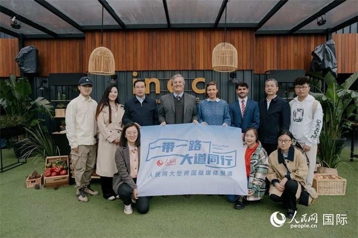 在烏拉圭第118屆普拉多牧農(nóng)業(yè)國(guó)際博覽會(huì)上，烏拉圭國(guó)家肉類協(xié)會(huì)主席與人民網(wǎng)記者合影。人民網(wǎng)記者 張若涵攝