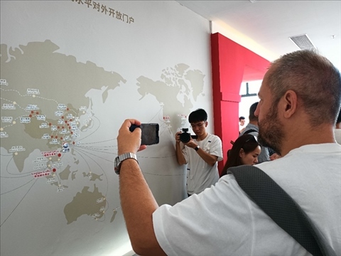 來自波黑的法魯克·博里奇用手機記錄廣州港可以通達到的世界城市與地區(qū)。石青川 攝