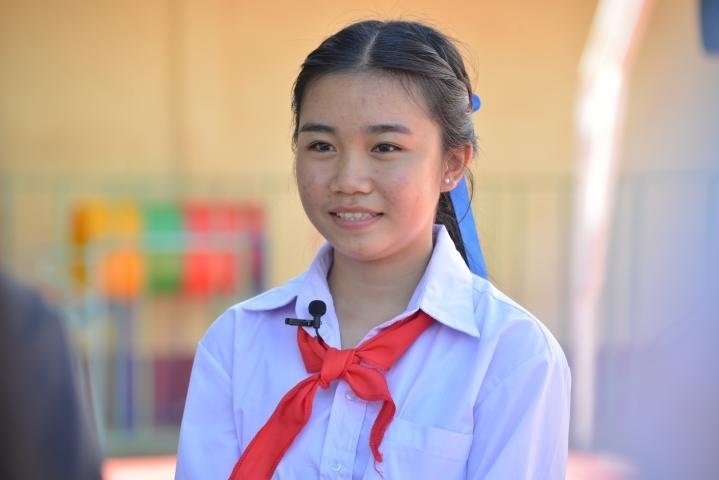 蓬批灣結(jié)束中國之行返回老撾后接受記者采訪。