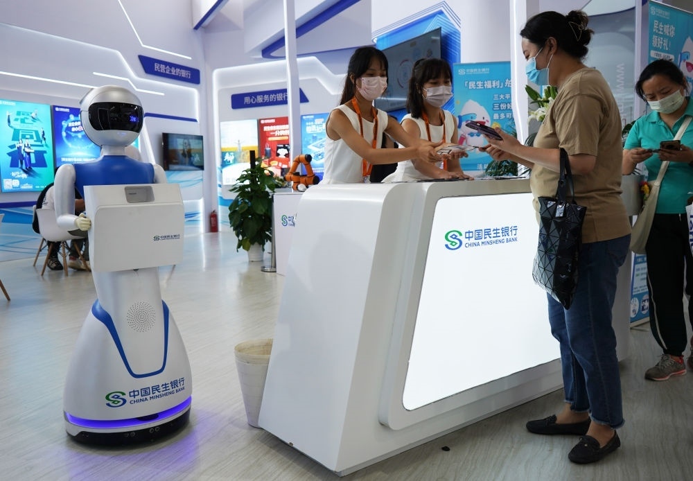2022年9月4日，在服貿(mào)會首鋼園區(qū)金融服務專題展上，參觀者在中國民生銀行展臺咨詢金融業(yè)務。新華社記者 金皓原 攝