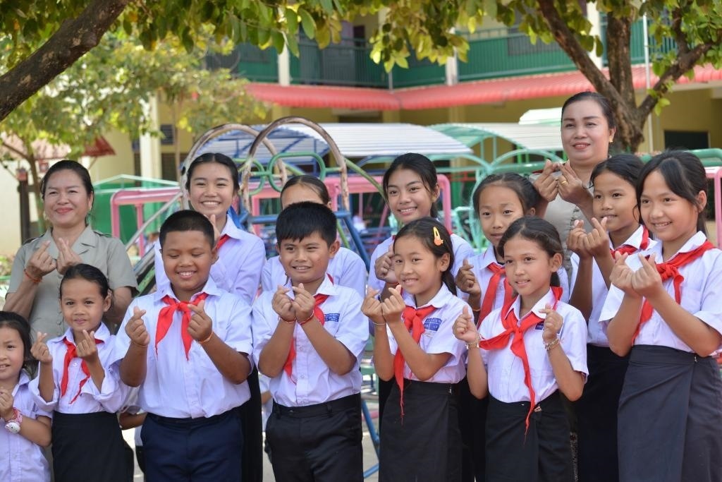 在采訪中，中老友好農(nóng)冰村小學(xué)師生為老中友誼“比心”。