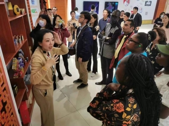 2023“一帶一路”媒體合作論壇聯(lián)合采訪團(tuán)參觀仁和863科技園產(chǎn)品展示區(qū)。（本報(bào)記者 黃超攝）