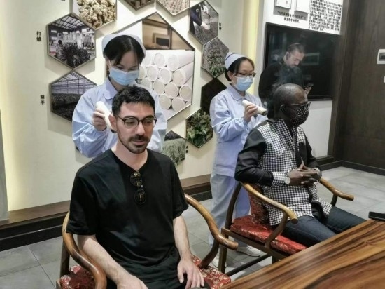2023“一帶一路”媒體合作論壇聯(lián)合采訪團(tuán)團(tuán)員在九牛草展示館體驗(yàn)艾灸。（本報(bào)記者 黃超攝）