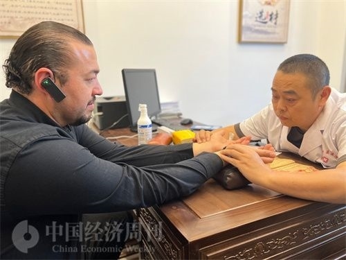  （外媒記者走進中醫(yī)堂，問診中醫(yī)名師。中國經(jīng)濟周刊記者 郭志強攝）
