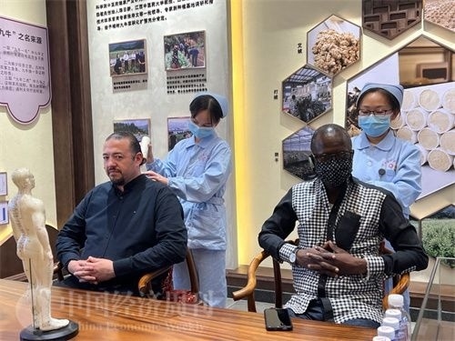  （外媒記者爭先恐后體驗艾灸，直呼神奇。中國經(jīng)濟周刊記者 郭志強 攝）