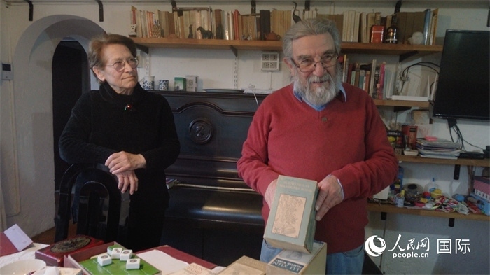 艾麗西亞·奧夫雷貢（左）和馬里奧·帕佐斯向記者展示家中收藏的西班牙語版《紅樓夢》。人民網(wǎng)記者 張若涵攝