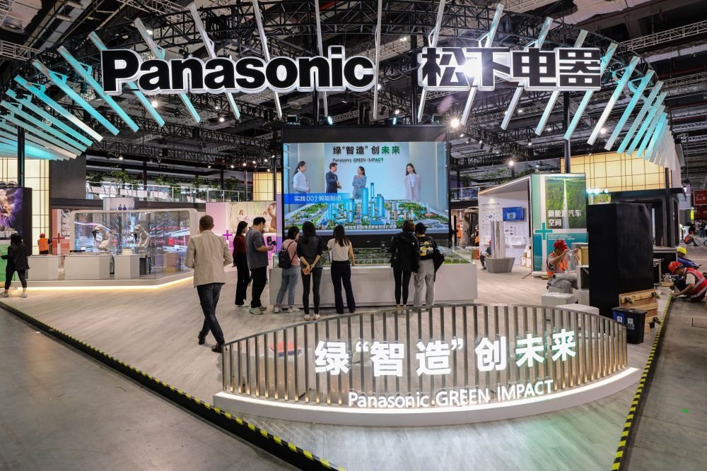 2023年11月2日，工作人員在進(jìn)博會松下電器展位做準(zhǔn)備工作。新華社記者 辛夢晨 攝