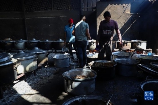 11月3日，在加沙地帶南部城市拉法，人們?cè)诿簹庵袛嗪笥貌窕鹱鲲垺Ｐ氯A社發(fā)（里澤克·阿卜杜勒賈瓦德攝）