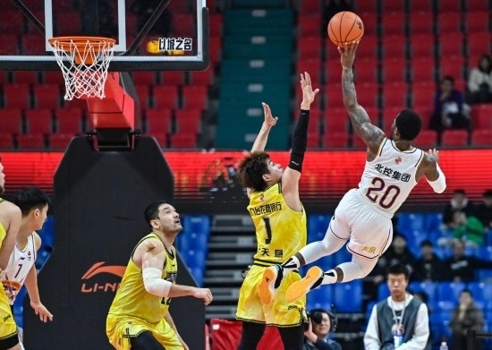 11月4日，北京控股隊(duì)球員費(fèi)爾德（右一）在比賽中投籃。新華社記者 顏麟蘊(yùn) 攝