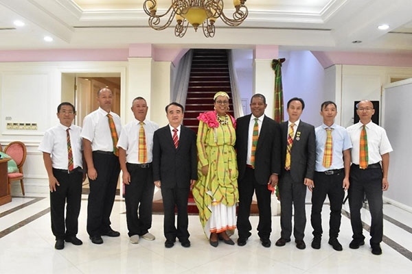 多米尼克總統(tǒng)伯頓和駐多米尼克大使林先江與中國農(nóng)業(yè)技術專家組合影。中國駐多米尼克大使館供圖