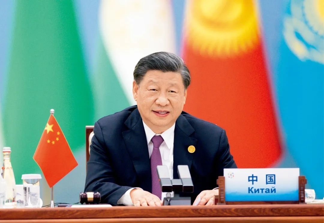 2023年5月19日上午，國(guó)家主席習(xí)近平在陜西省西安市主持首屆中國(guó)—中亞峰會(huì)并發(fā)表題為《攜手建設(shè)守望相助、共同發(fā)展、普遍安全、世代友好的中國(guó)—中亞命運(yùn)共同體》的主旨講話。圖/ 新華社記者 黃敬文 攝