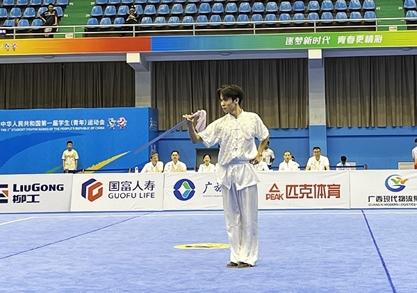 11月6日，第一屆全國學生（青年）運動會武術(shù)套路（大學組）男子自選劍術(shù)比賽中。人民網(wǎng)記者 歐興榮攝