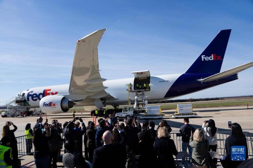 11月8日，在美國弗吉尼亞州的華盛頓杜勒斯國際機(jī)場，裝有大熊貓的特制“旅行包廂”準(zhǔn)備運(yùn)上專機(jī)。新華社記者劉杰攝