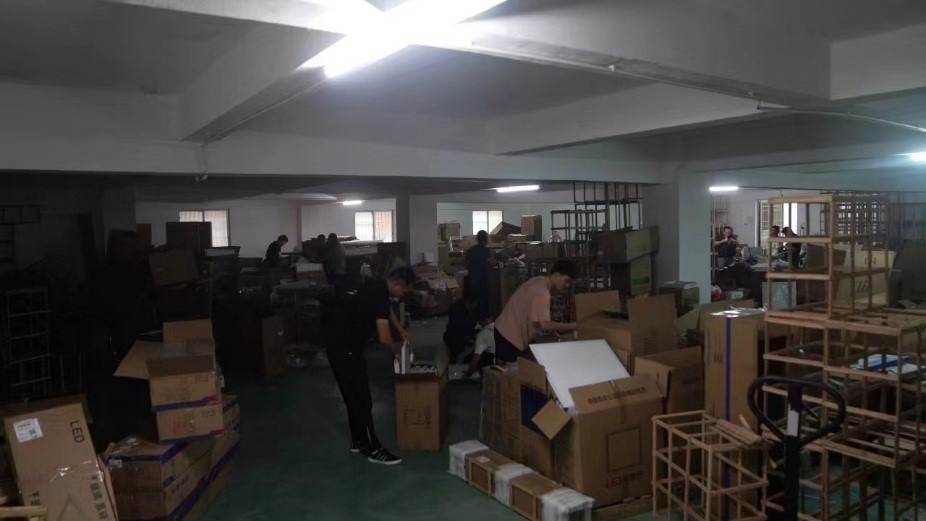 查處倉(cāng)庫(kù)現(xiàn)場(chǎng)。重慶市梁平區(qū)公安局供圖。