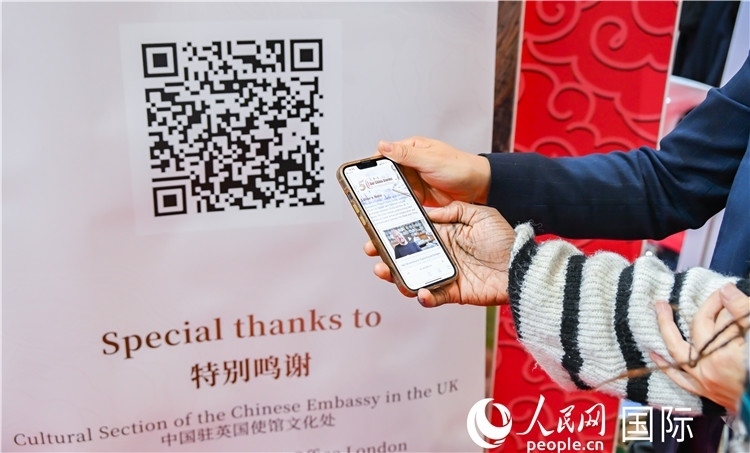 觀眾掃碼《我們的中國故事》系列視頻。人民網(wǎng) 郭錦標(biāo)攝