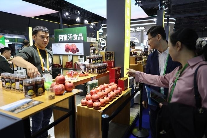 11月6日，在第六屆進(jìn)博會(huì)食品及農(nóng)產(chǎn)品展區(qū)，阿富汗食品吸引參展人員。