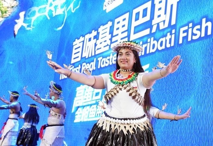11月8日，來自基里巴斯的參展人員在基里巴斯水產(chǎn)品推介活動(dòng)上表演。