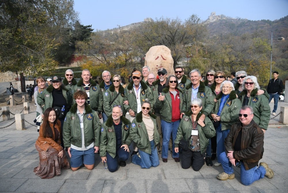 2023年10月29日，飛虎隊老兵莫耶一行人在北京八達(dá)嶺長城合影留念。當(dāng)日，美中航空遺產(chǎn)基金會訪華代表團成員陸續(xù)抵達(dá)北京。新華社記者 任超 攝