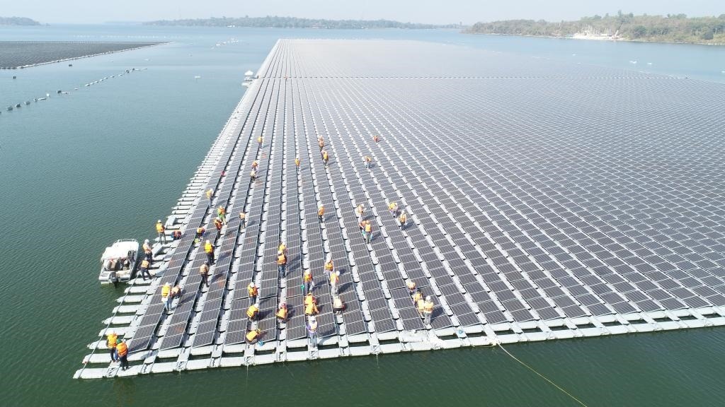 2021年1月23日，施工人員檢查泰國烏汶府詩琳通大壩綜合浮體光伏項目的太陽能板安裝情況。新華社發(fā)（泰國國家電力局項目組供圖）