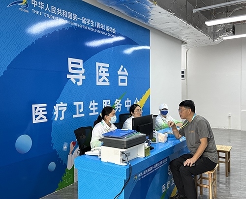 村內住客在醫(yī)療衛(wèi)生服務中心導醫(yī)臺問診。人民網記者 歐興榮攝