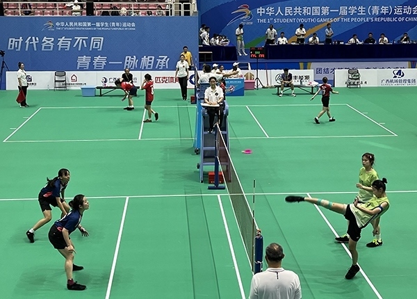 11月11日，第一屆全國(guó)學(xué)生（青年）運(yùn)動(dòng)會(huì)毽球（校園組）比賽現(xiàn)場(chǎng)。人民網(wǎng)記者 歐興榮攝
